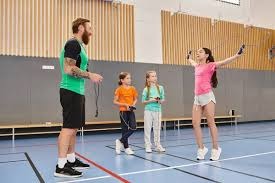 什么是“推饼子”？解析这种民间麻将变种游戏的快节奏魅力与风险。（走近“推饼子”：民间麻将变体的快节奏魅力与潜在风险）